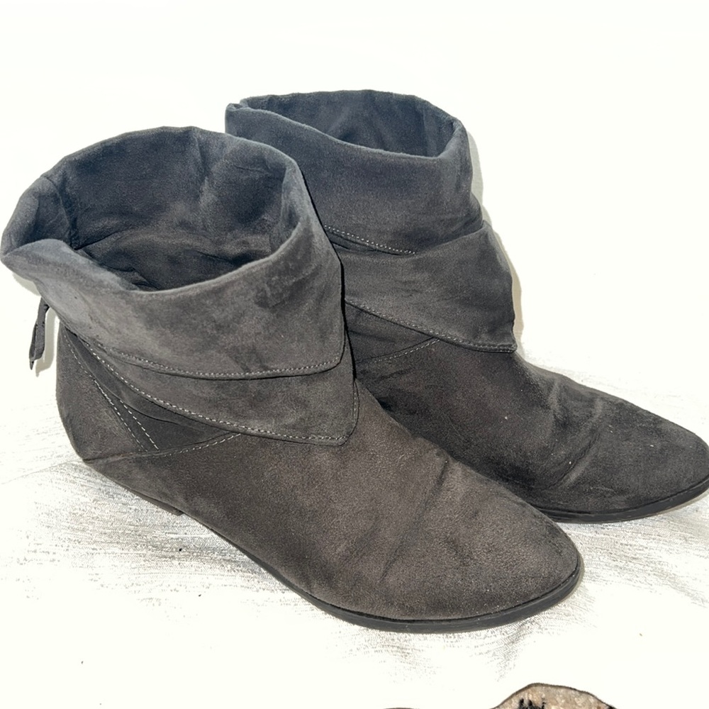Indigo Rd. Gray Suede flat ankle boots. Size 7.5